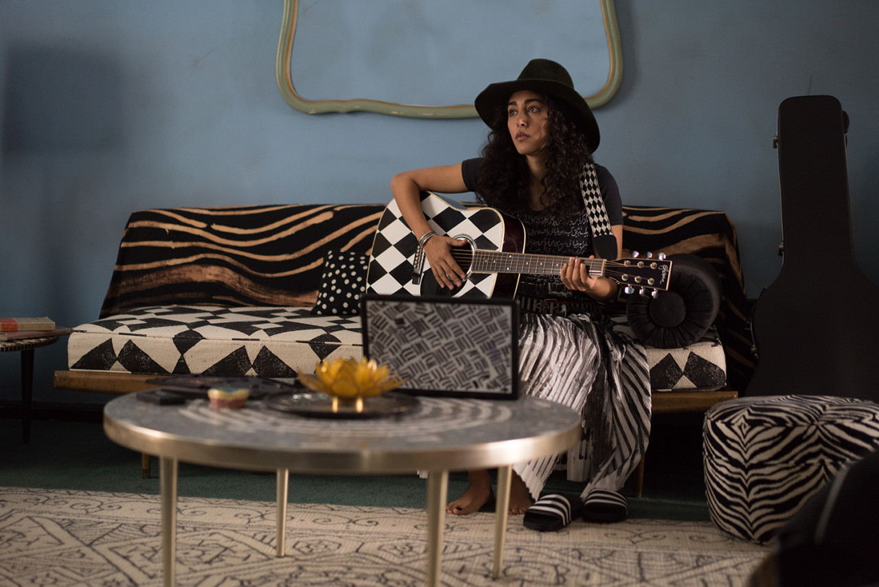 영화-패터슨-스틸컷-기타연주하는-여자