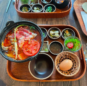 한우 차돌박이 매콤토마토전골과 솥밥
