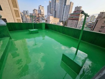 물-새는걸-원천봉쇄하기위해-옥상에-방수를-깨긋이-한-모습