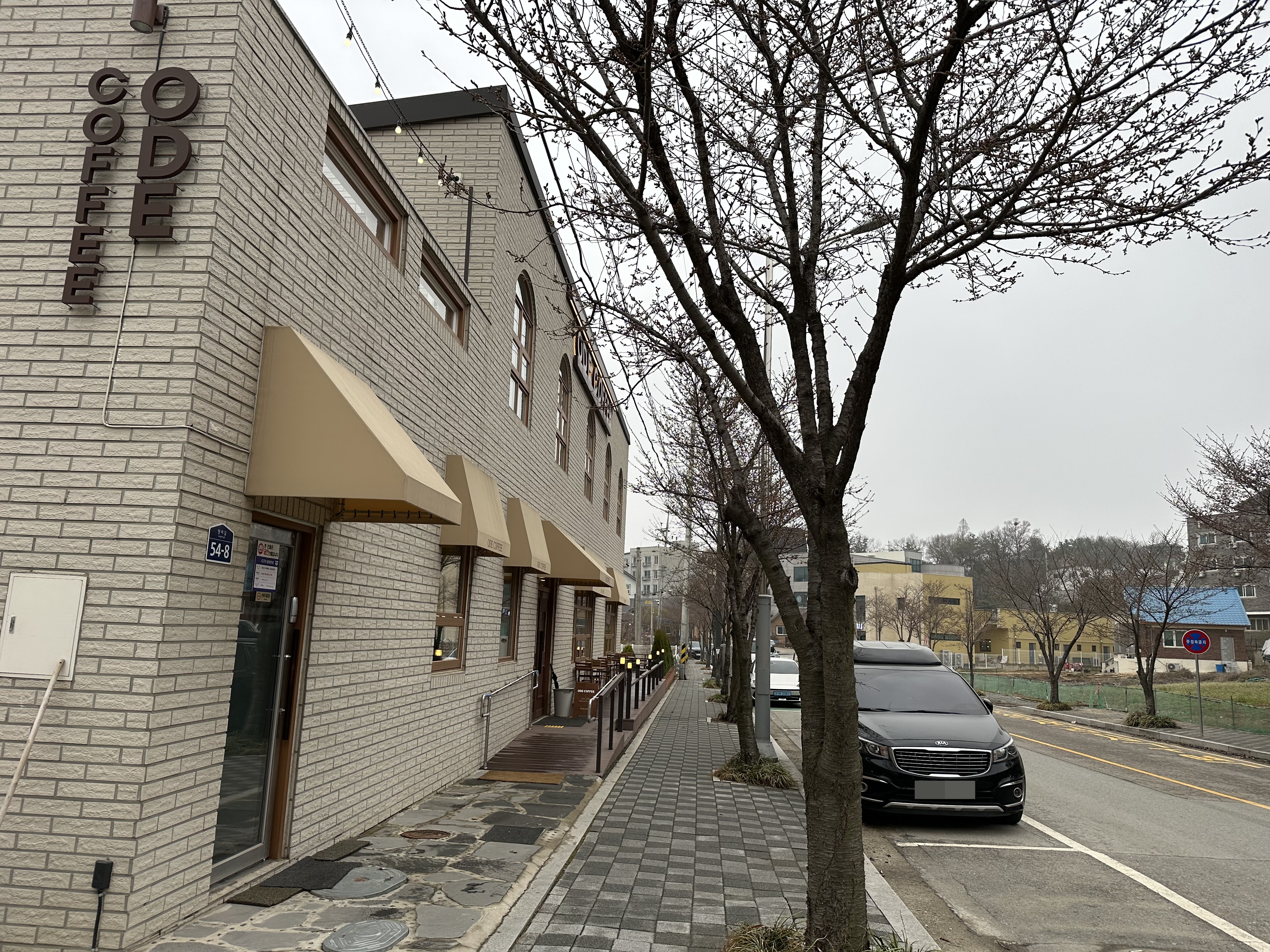 오드커피-길가-주차장