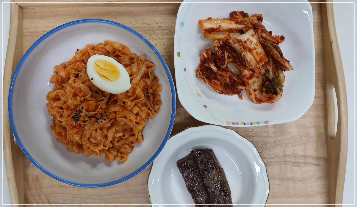 배홍동비빔면-상차림