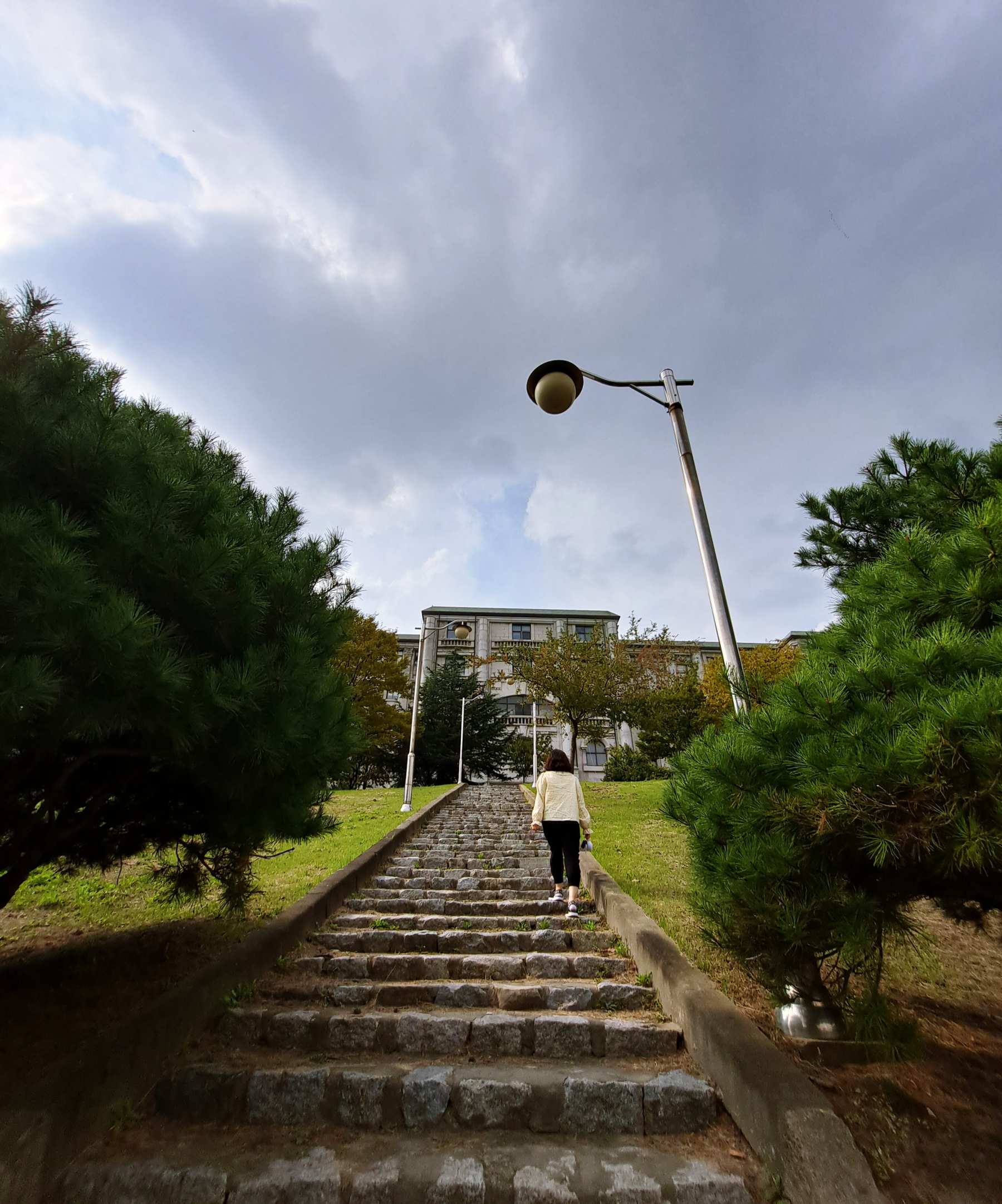 석조건물 올라가는 돌계단