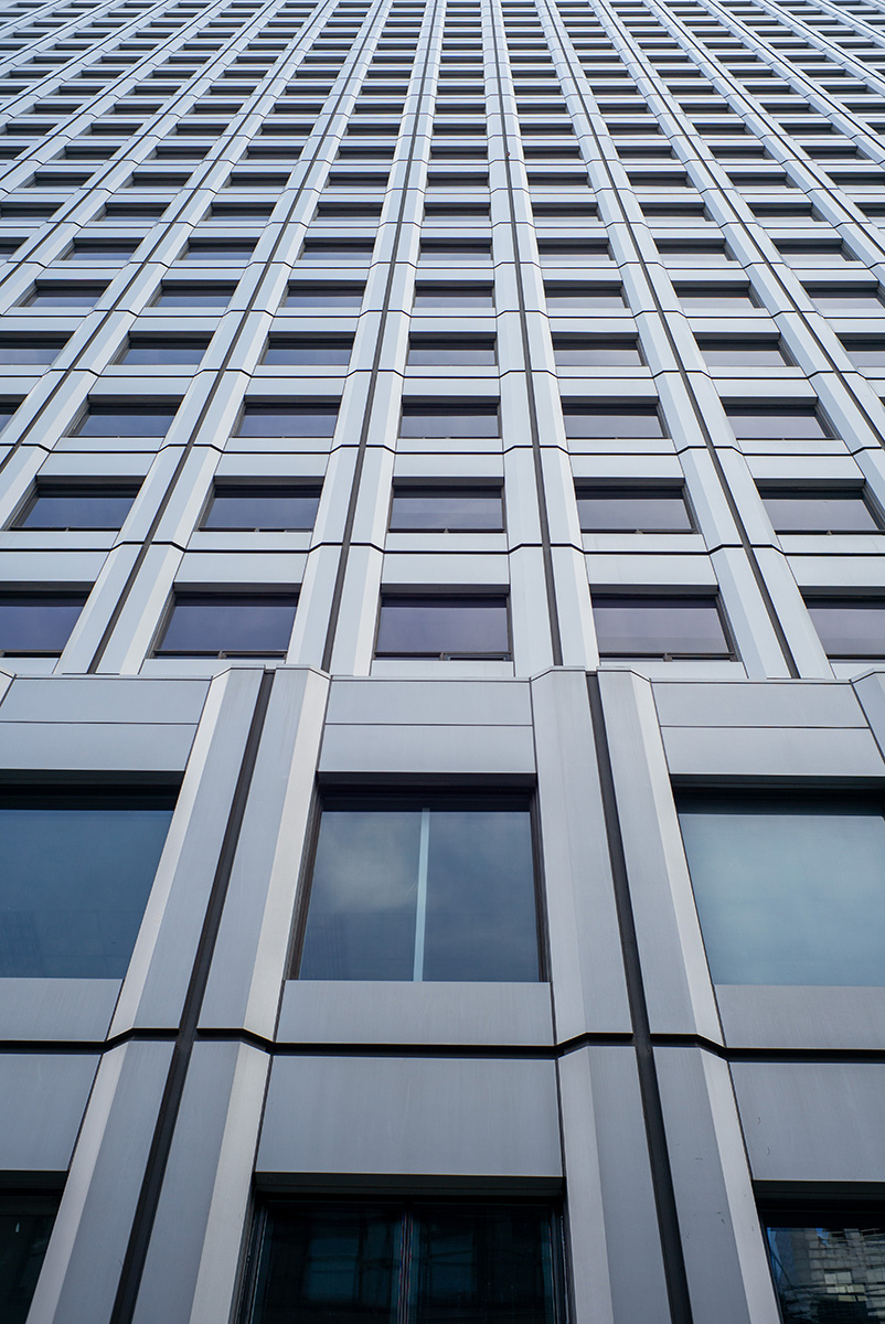 반복되는 창과 수직 구조가 강조된 건물 외관, 라이카 M-P Typ 240의 차분한 회색 톤으로 담은 도시 풍경 사진