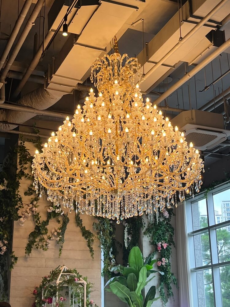 샹들리에 근접 사진