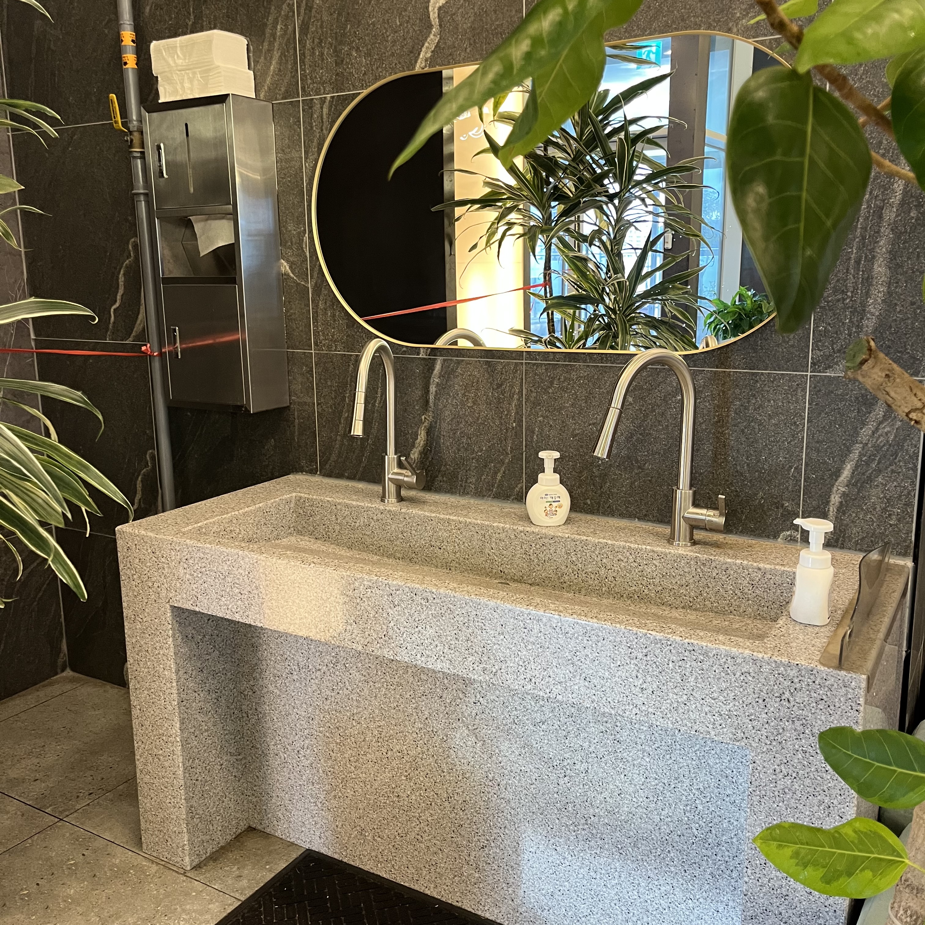 가게 한켠에 있는 손씻는 공간