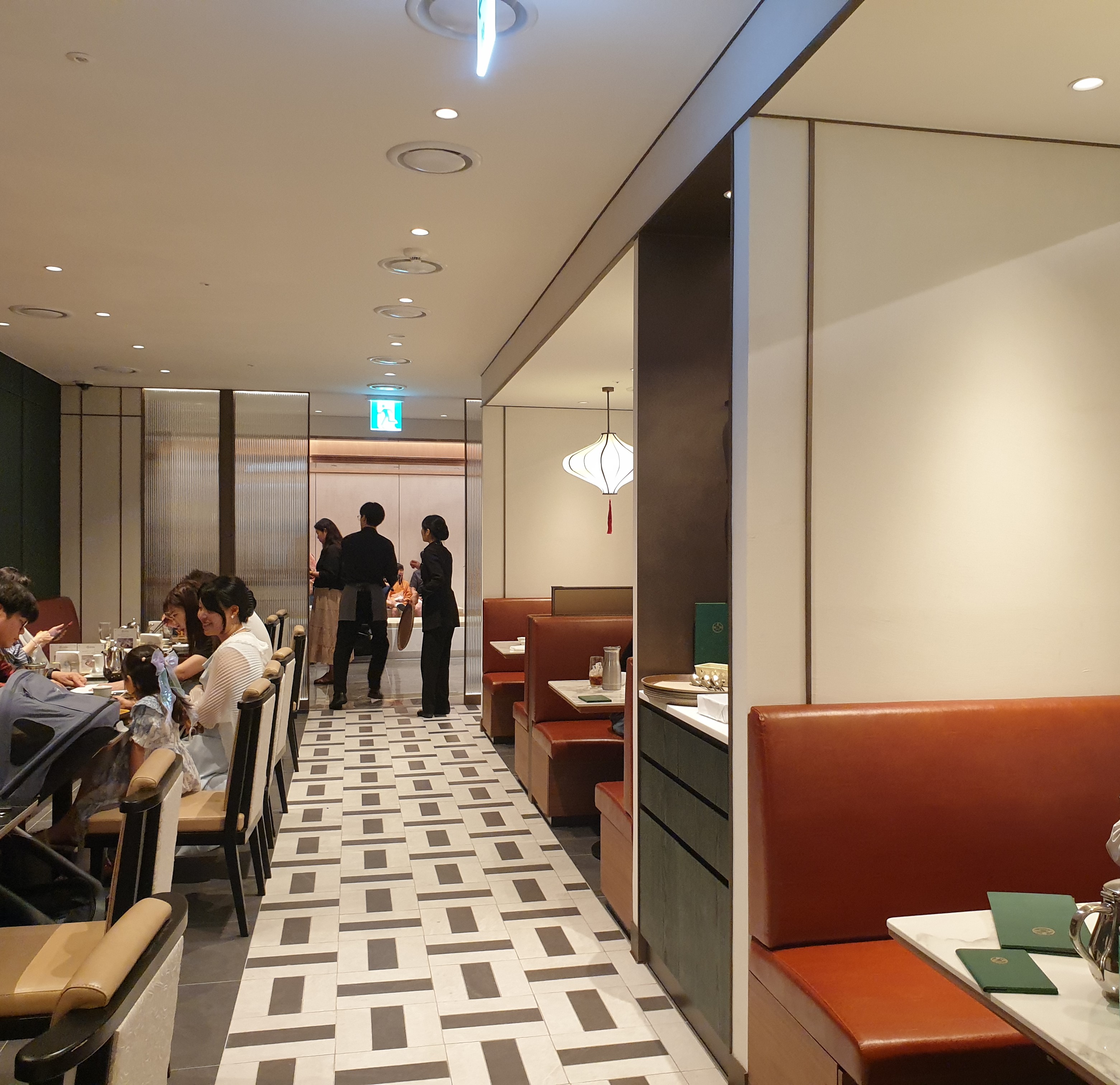 호경전 실내 테이블 구성