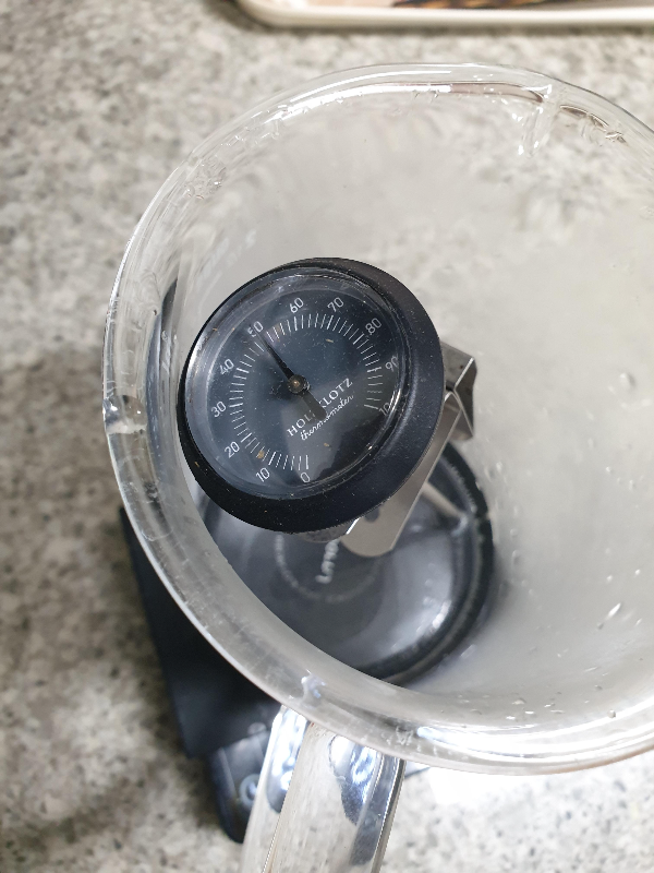 50℃를 가르키고 있는 서버의 물