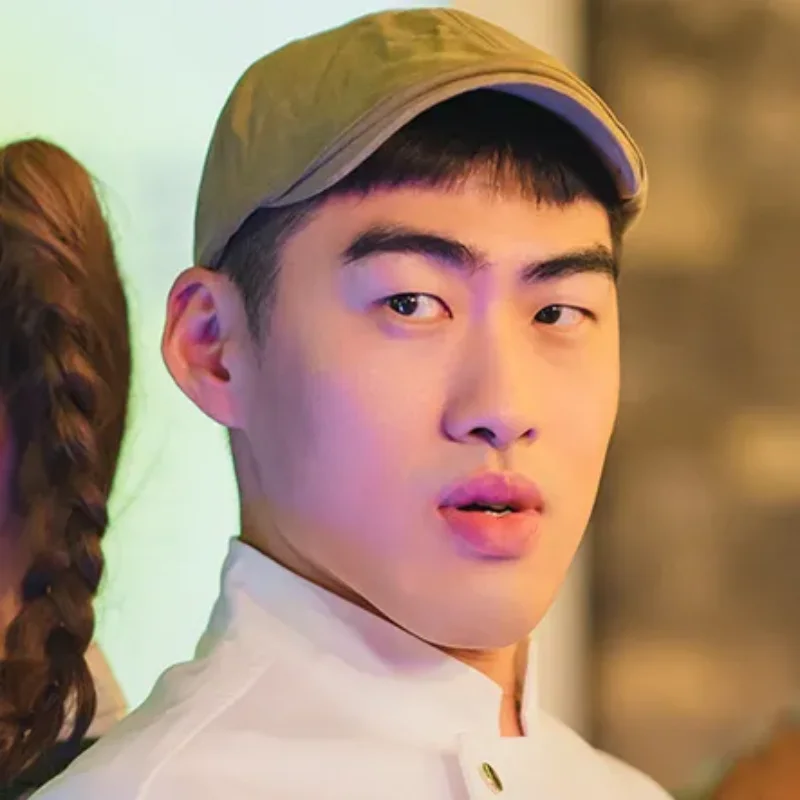 빵모자를 쓰고 제빵 가운을 입고 있는 소용없어 거짓말의 소보로