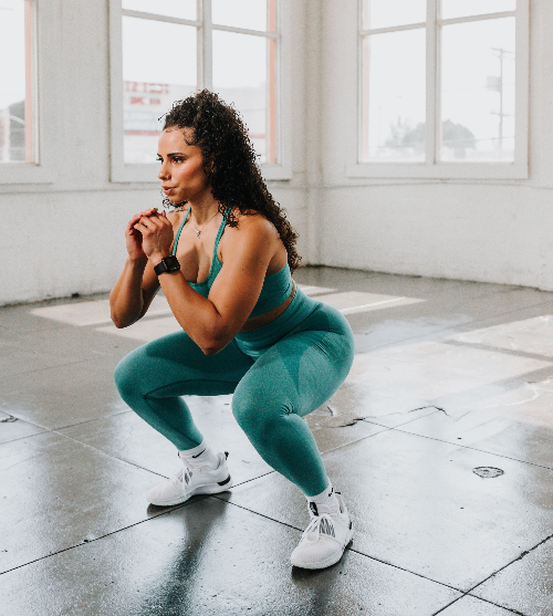 맨몸 스쿼트하는 여성