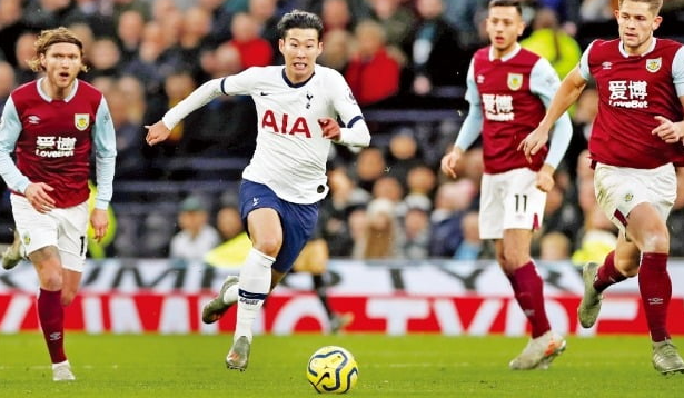 손흥민 선수가 공을 향해 달린다