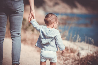 부모와 아이가 손잡고 있는 사진