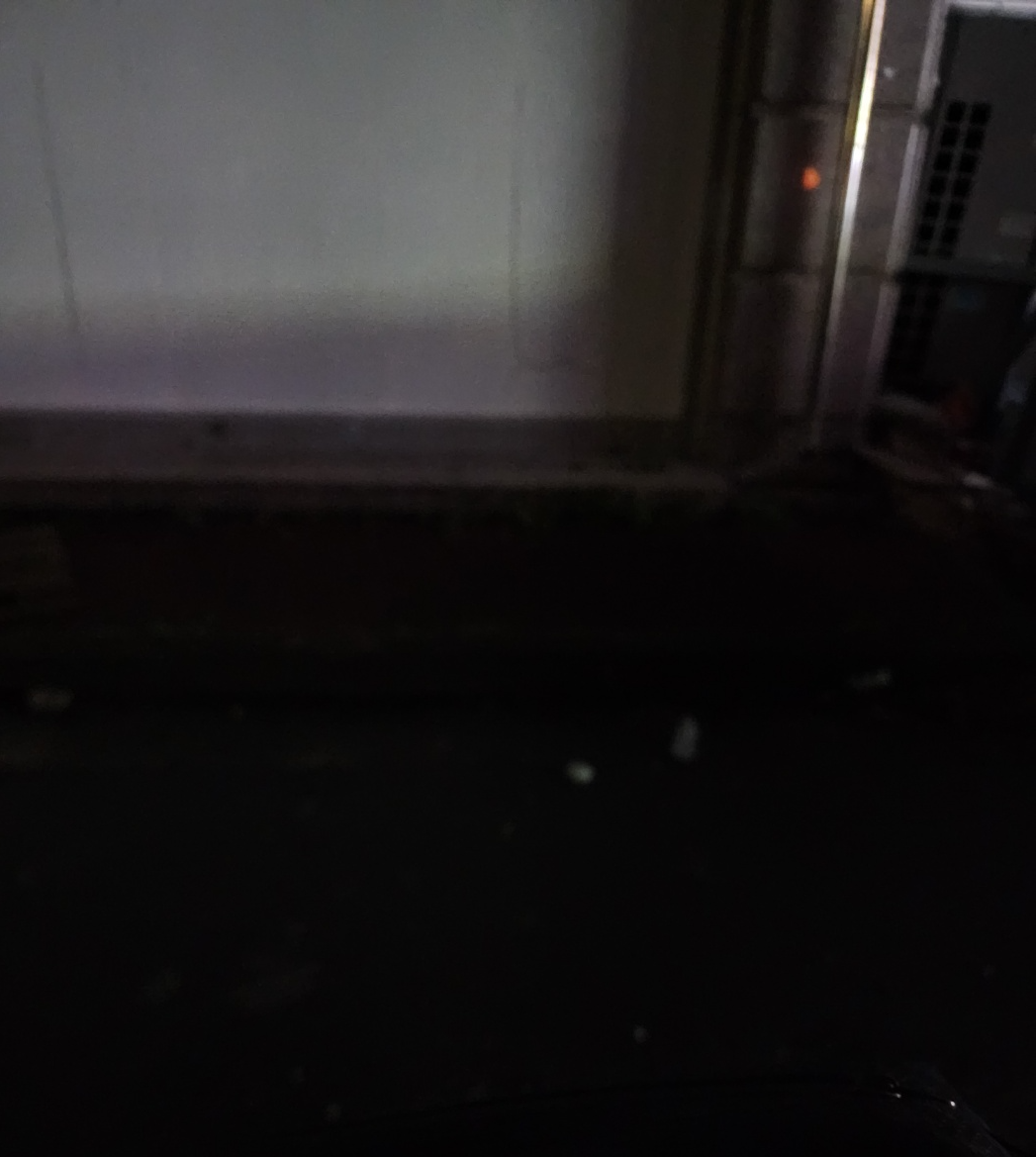 전기자전거 라이트를 끄고 찍은 야간 거리 모습. 주변 시야 확보가 어려운 상태.