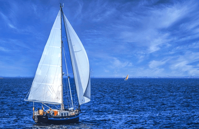 푸른 바다에 하얀색 곷단배가 떠 있다. 하늘도 파랗다. 바람이 그치고 잔잔해진 바다의 풍경이다.