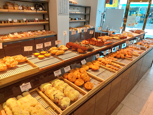 코롬방 빵 진열대