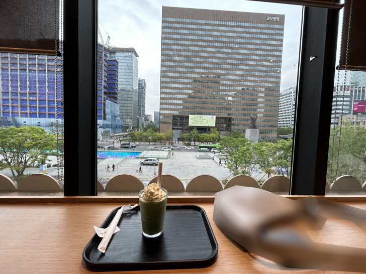 스타벅스-광화문점-창가자리1