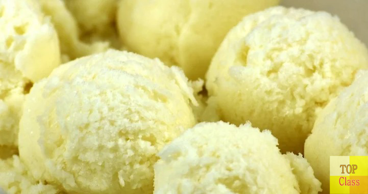 아이크림 기계에 혼합물을 넣어서 돌려준다