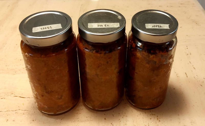 시중에 파는 600g 파스타소스 병을 세척해서 라구소스를 담아놓은 모습