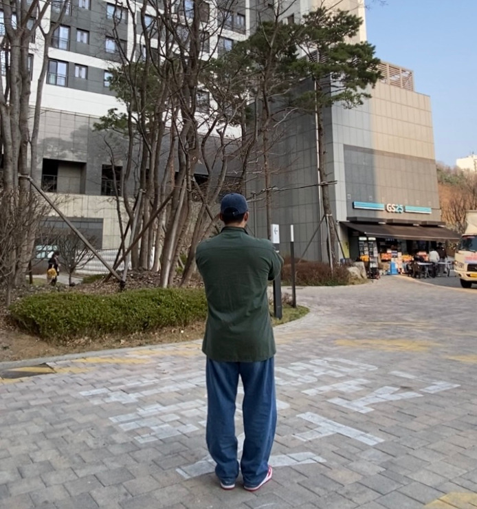 데일리룩('26. 3. 27.)브이투 스톤워싱 빈티지 볼캡, 칼하트 포켓티 K87, 로스코 립스탑 정글 퍼티그재킷, 에러스익셉티드 플리츠 데님팬츠, 나이키 덩크 로우 유니버시티레드