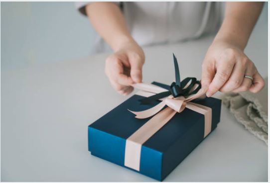 선물박스 포장하는 사진