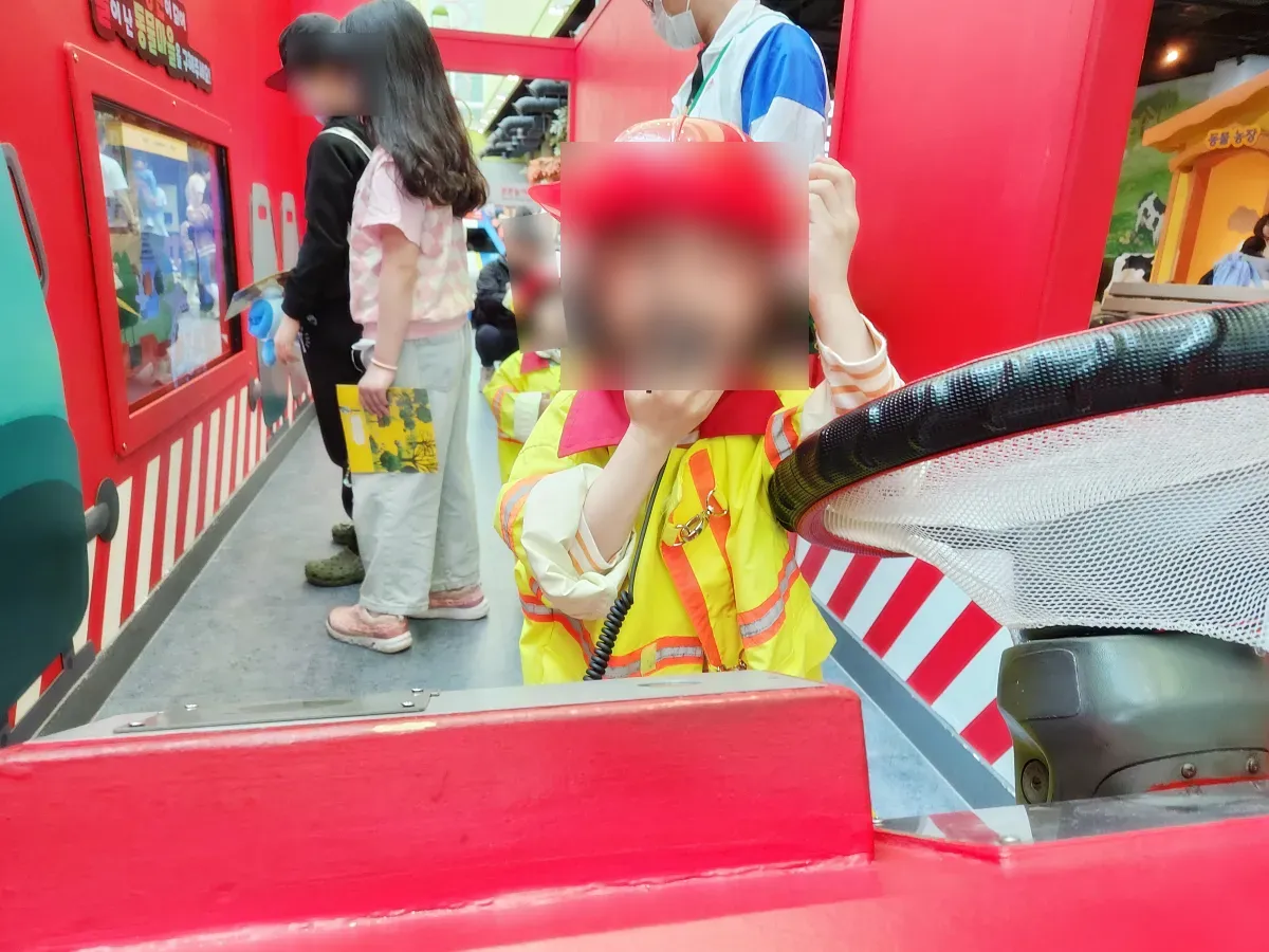 소방대원-옷-입은-아이