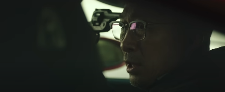 자신의머리에총을들이대는이성민