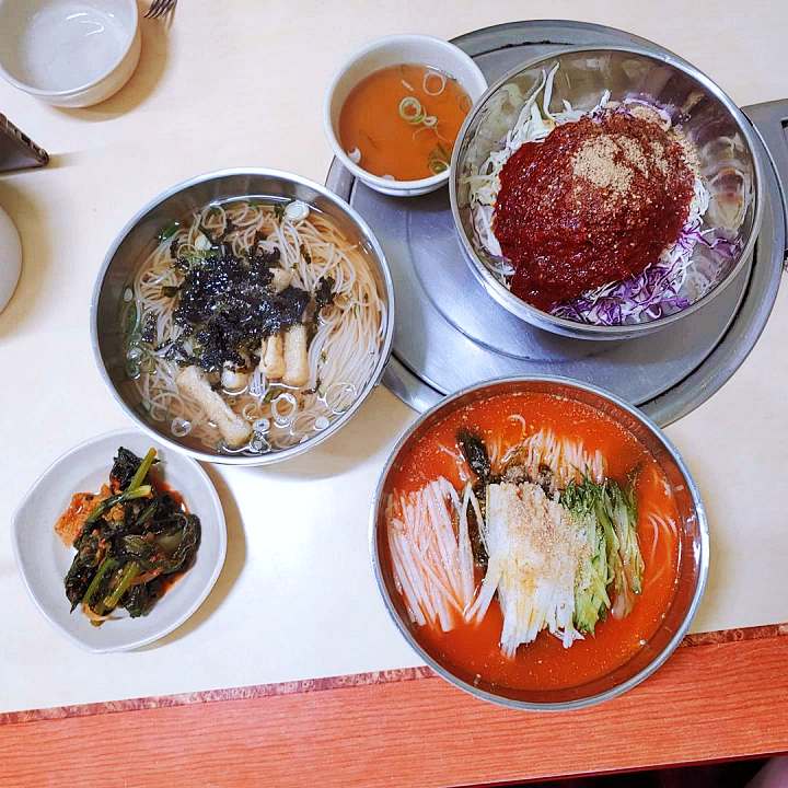 그리움을 달래는 온기 아낌없는 정성 한 그릇 잔치국수 비빔국수 칼국수 춘천 명동 중앙시장 맛집 추천 생방송투데이 인생 분식
