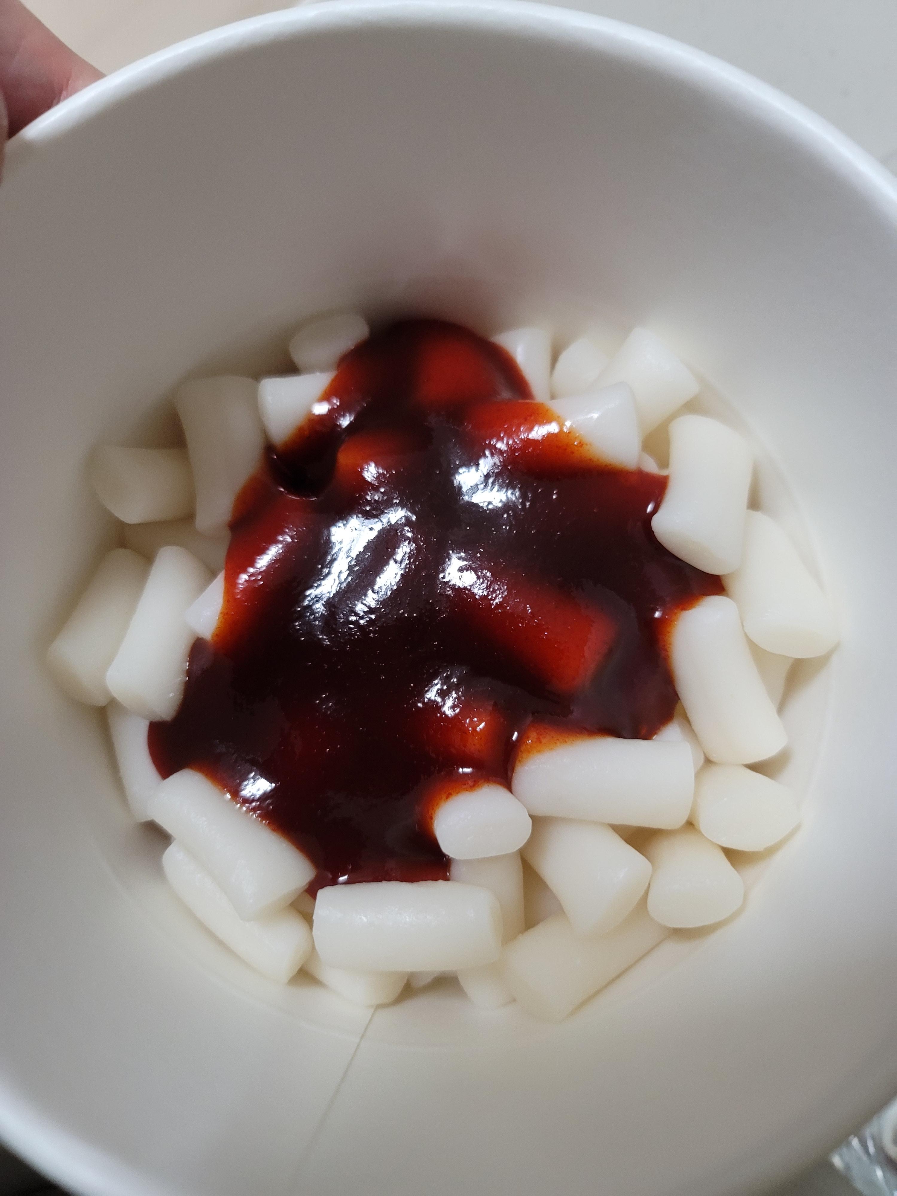 추억의 떡볶이 떡과 소스 투입