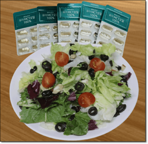 mct 오일 보충제와 샐러드