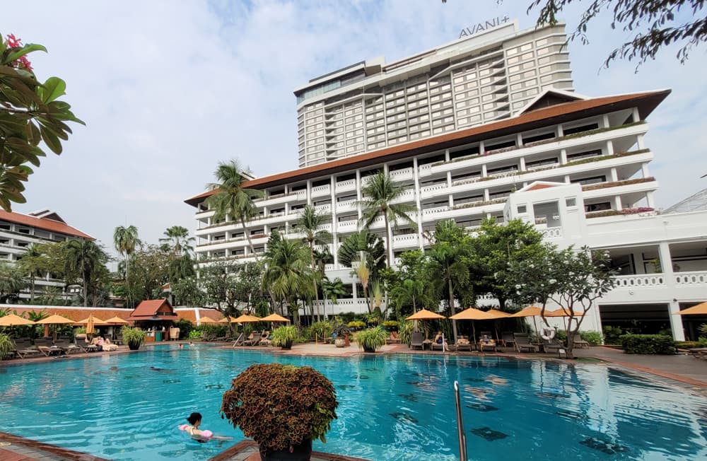 아난타라 리버사이드 방콕 수영장과 메인 건물 전경 모습
