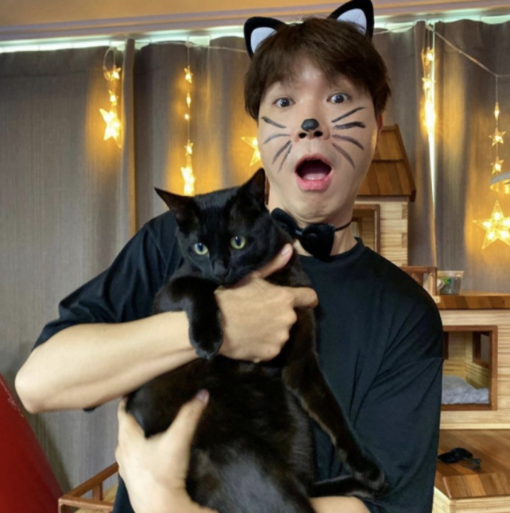 반려묘 다홍이를 안고있는 박수홍