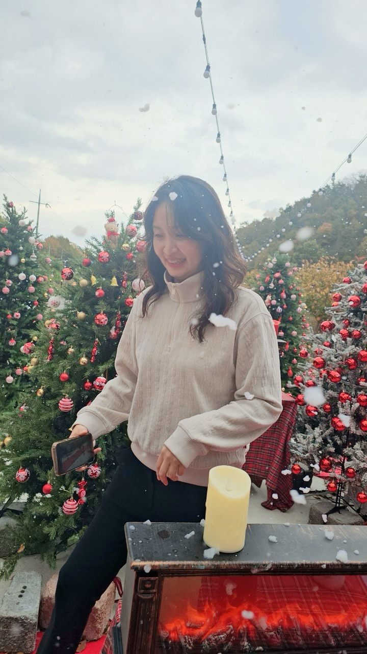 크리스마스 트리와 눈 내리는 통창뷰 영천 카페인포레스트 실내