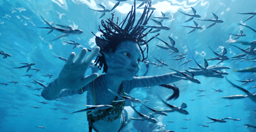 아바타2-물의길-장면-물속에서-소녀가-물고기와-잠수하는-모습