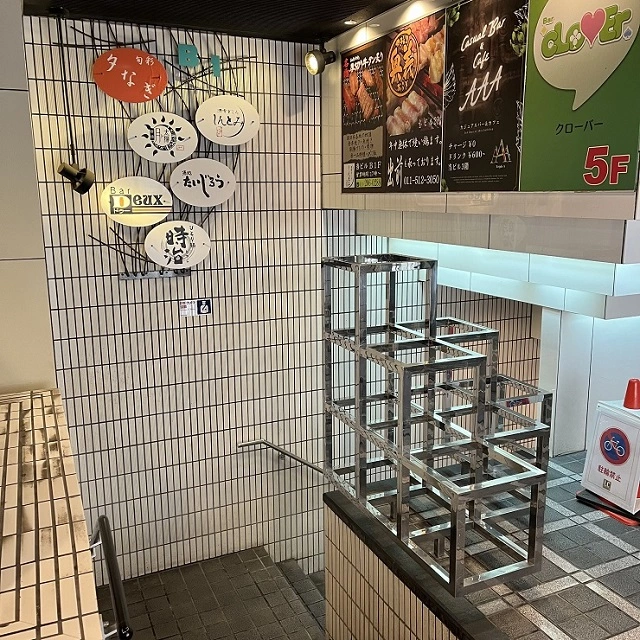 빌딩 입구 외관