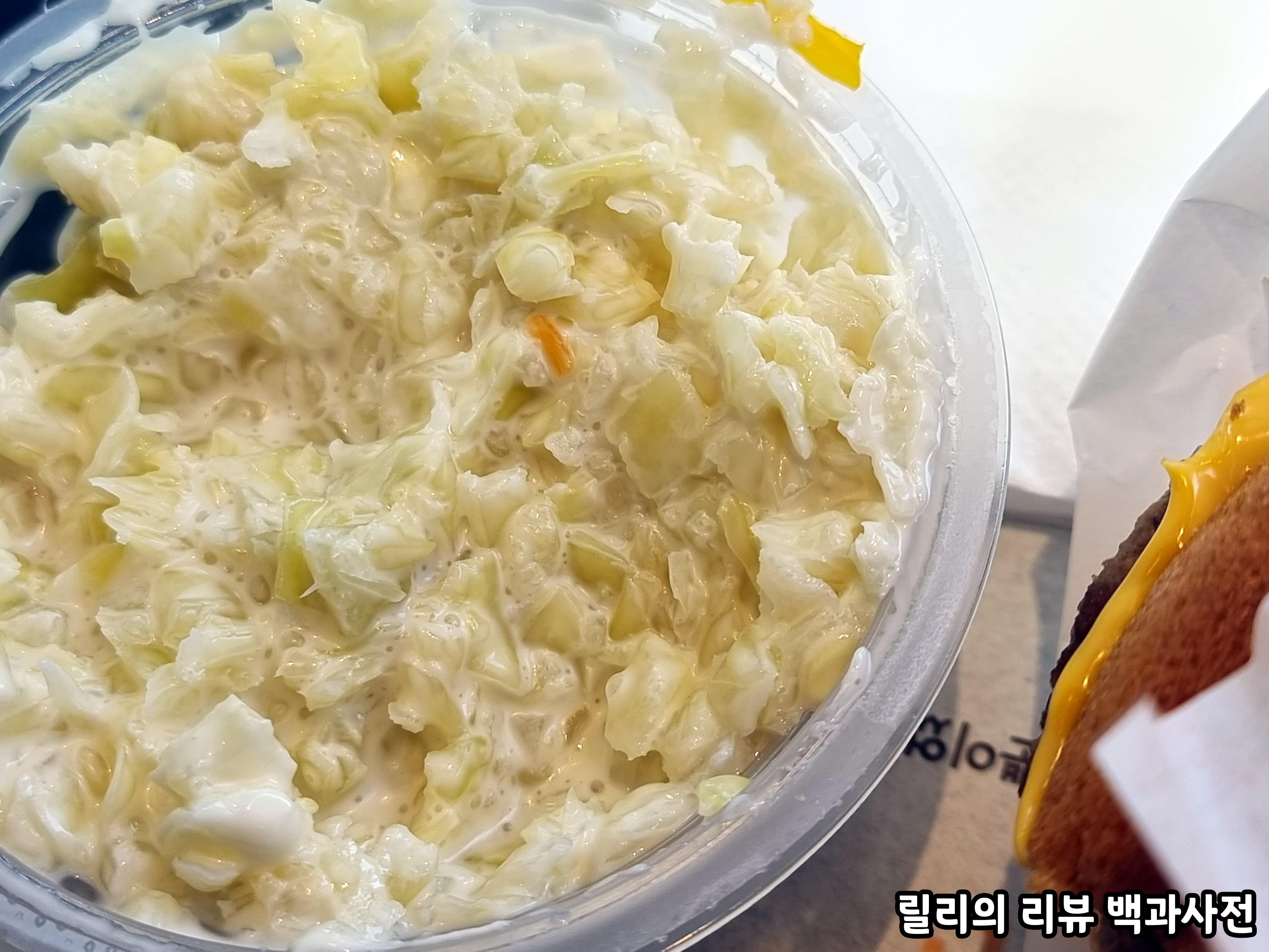 코울슬로의 사진. 양배추가 잘게 잘려서 마요네즈 같은 소스에 버무려져있다.