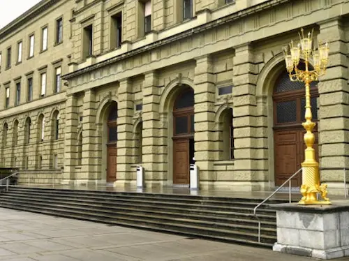 캠퍼스 건물 앞 황금 등불