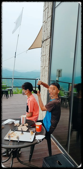 까페산-야외에서-빵과커피2