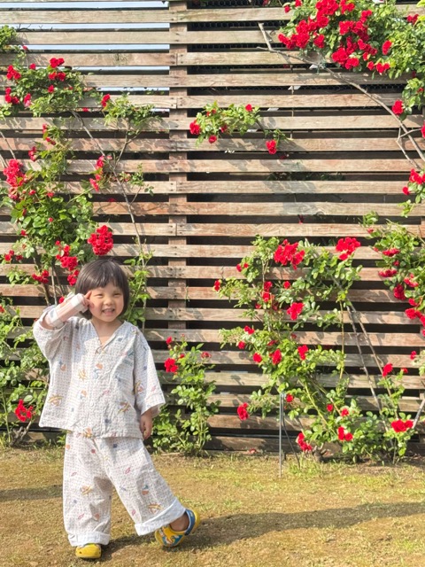 꽃 담당앞에 서있는 여자아이