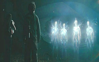 영화-노잉에-등장하는-천사를-암시하는-존재-메신저