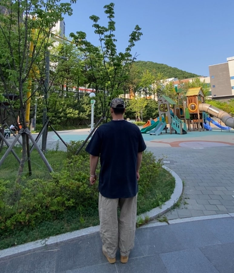 데일리룩('26. 5. 15.)블루썬플라워 SUN 카모볼캡, 엔티엠티 카모 NAVY 네이비 반팔 티셔츠, 나이키 클럽 벌룬 트레이닝 팬츠, 나이키 에어포스 1 미드 된장포스