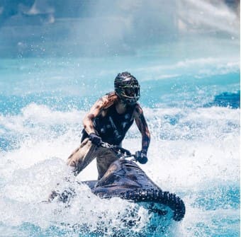 수상 스키를 타고 있는 사람