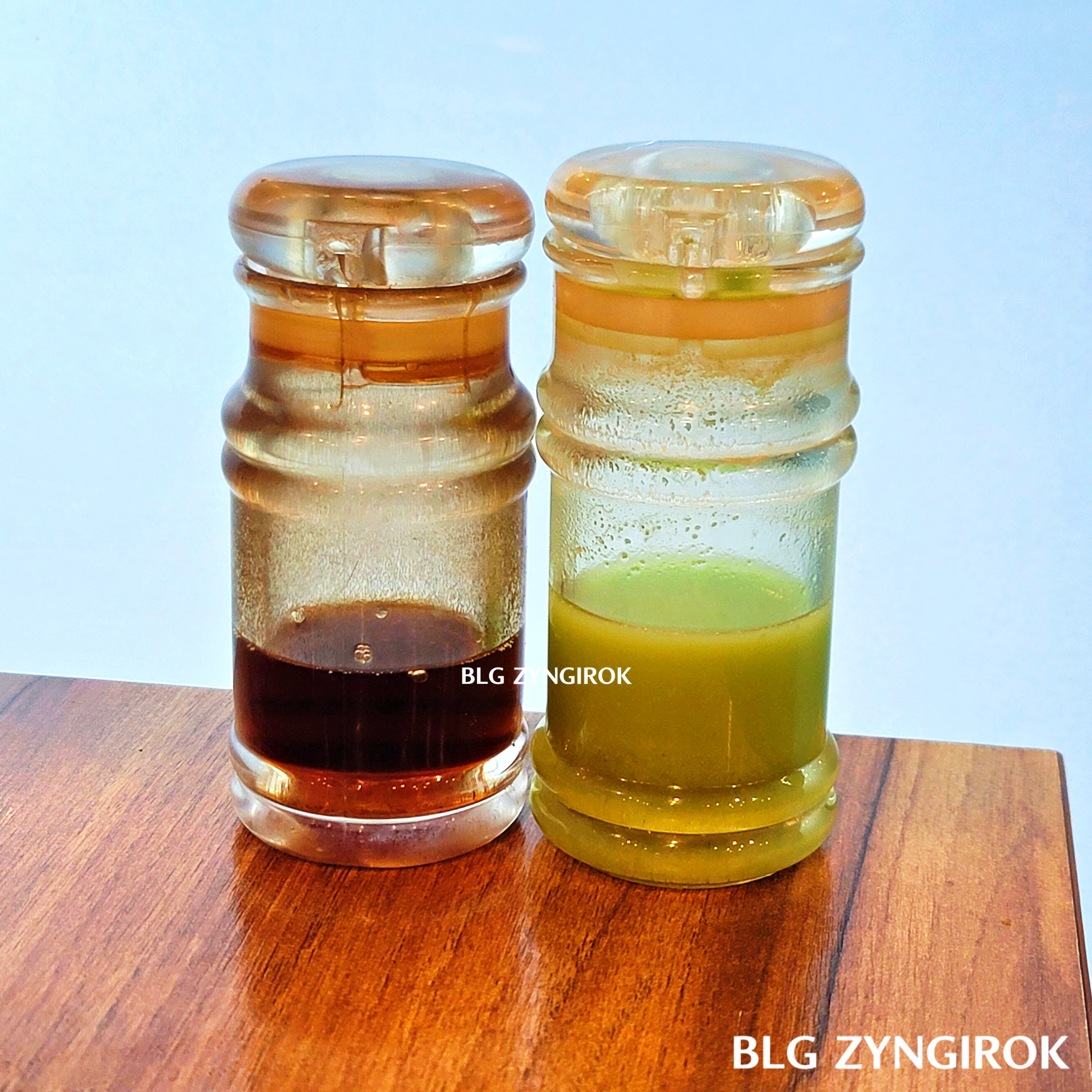 등촌 쌀국수 간장과 고추냉이 소스통이 나란이 서있는 모습이다.