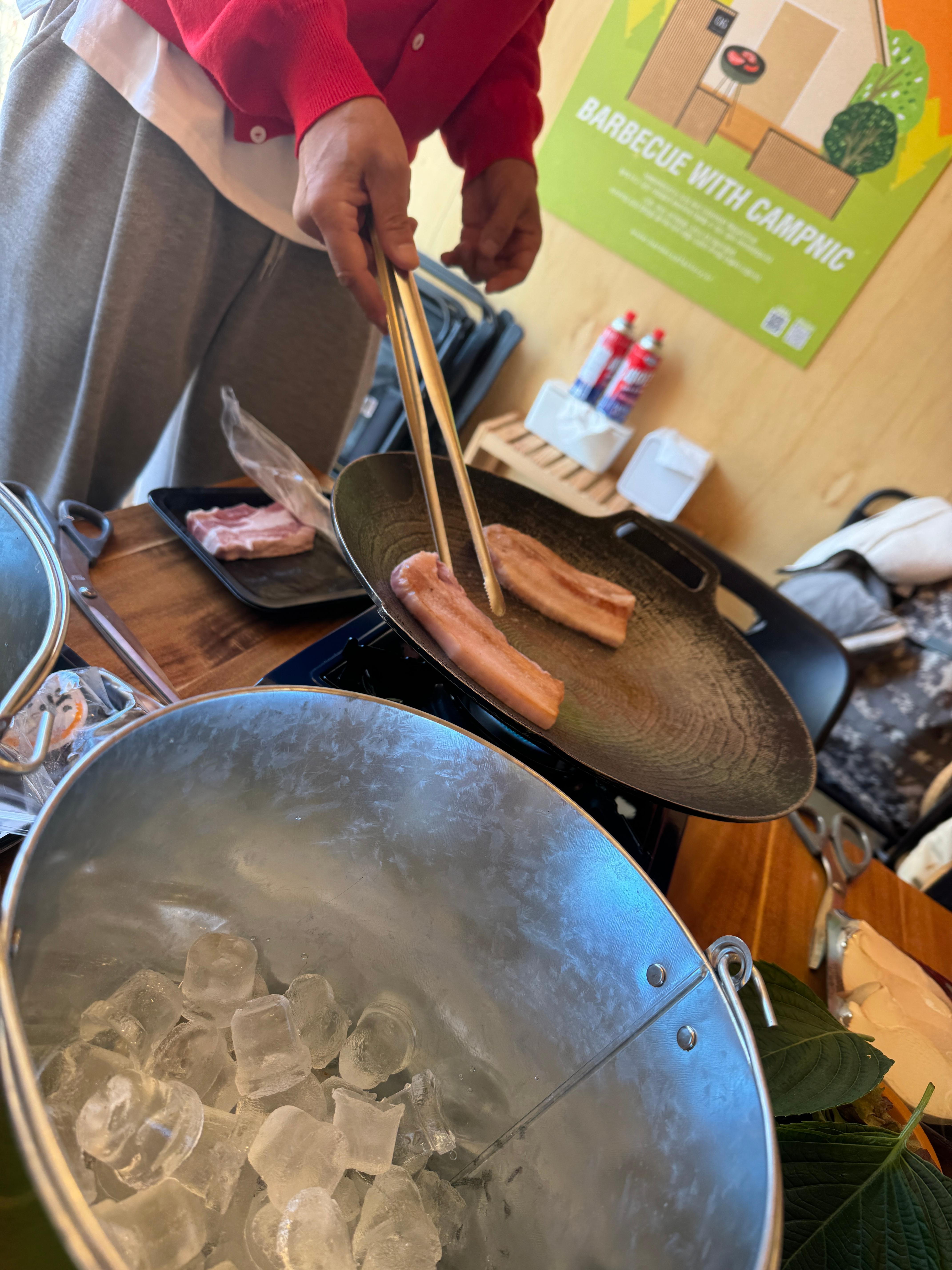 바베큐팩토리 감북점 텐트 내부 버너 위 불판에 한돈 목살을 처음 올리는 장면&amp;#44; 숯 피우기 전 워밍업 조리 