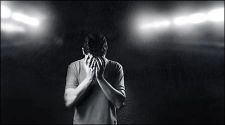 얼굴을 감싸고 있는 남성