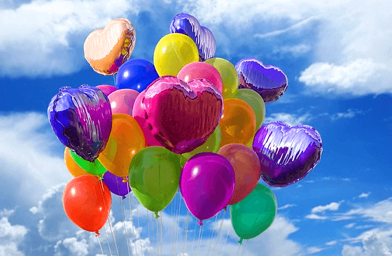 파란 하늘을 많은 풍선들이 날고있다. 하트 풍선, 둥근 풍선들, 보라색, 노란색, 분혹색, 연두색, 주황색 풍선들이다.