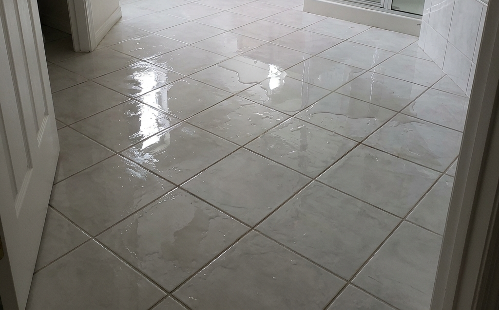 욕실발판 없이 미끄러운 욕실 바닥