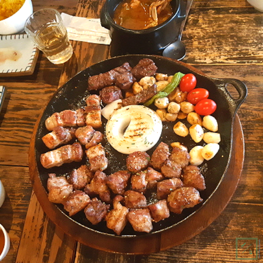 고기가 구워지고 있습니다.