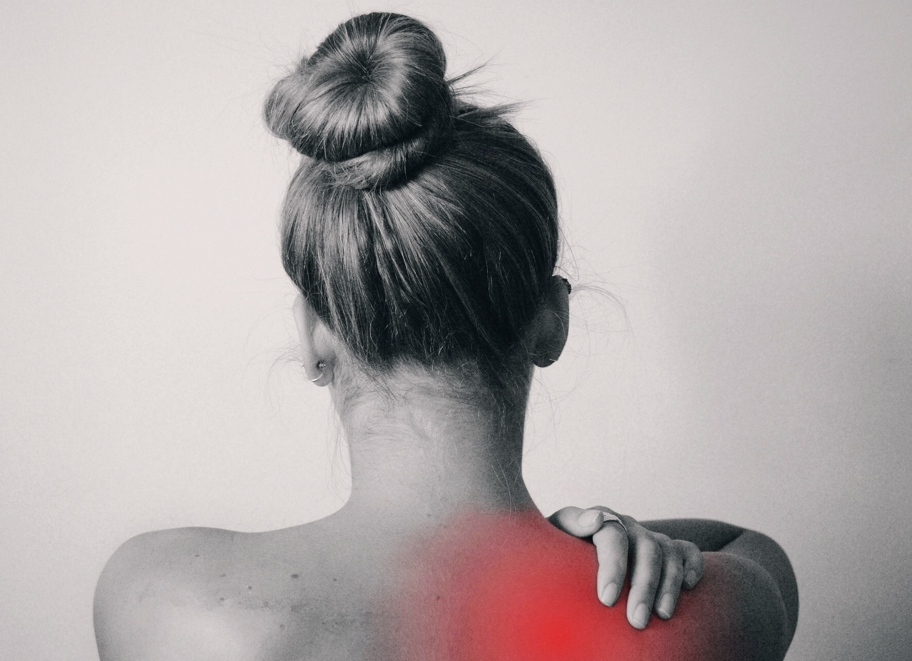 중년 여성 어깨 통증 사진