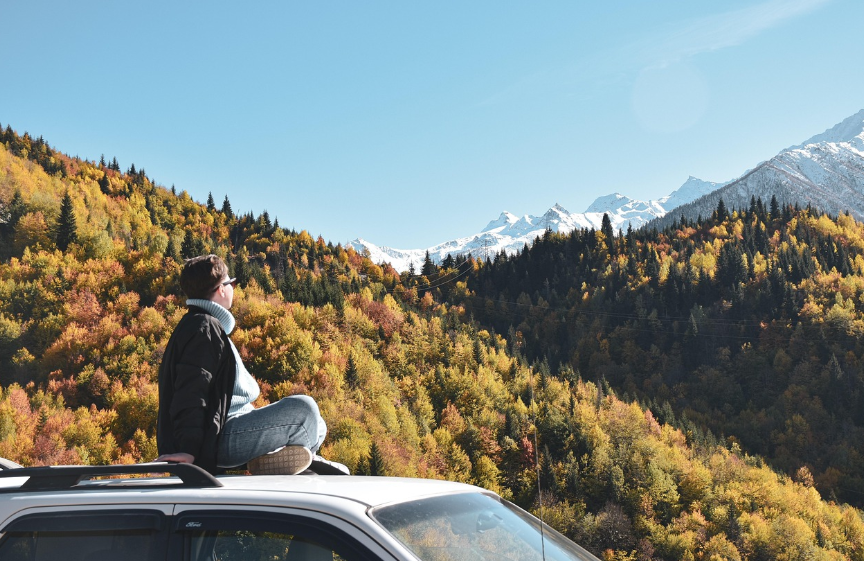 산악여행중 차위에서 자연을 만끽하는 사진
