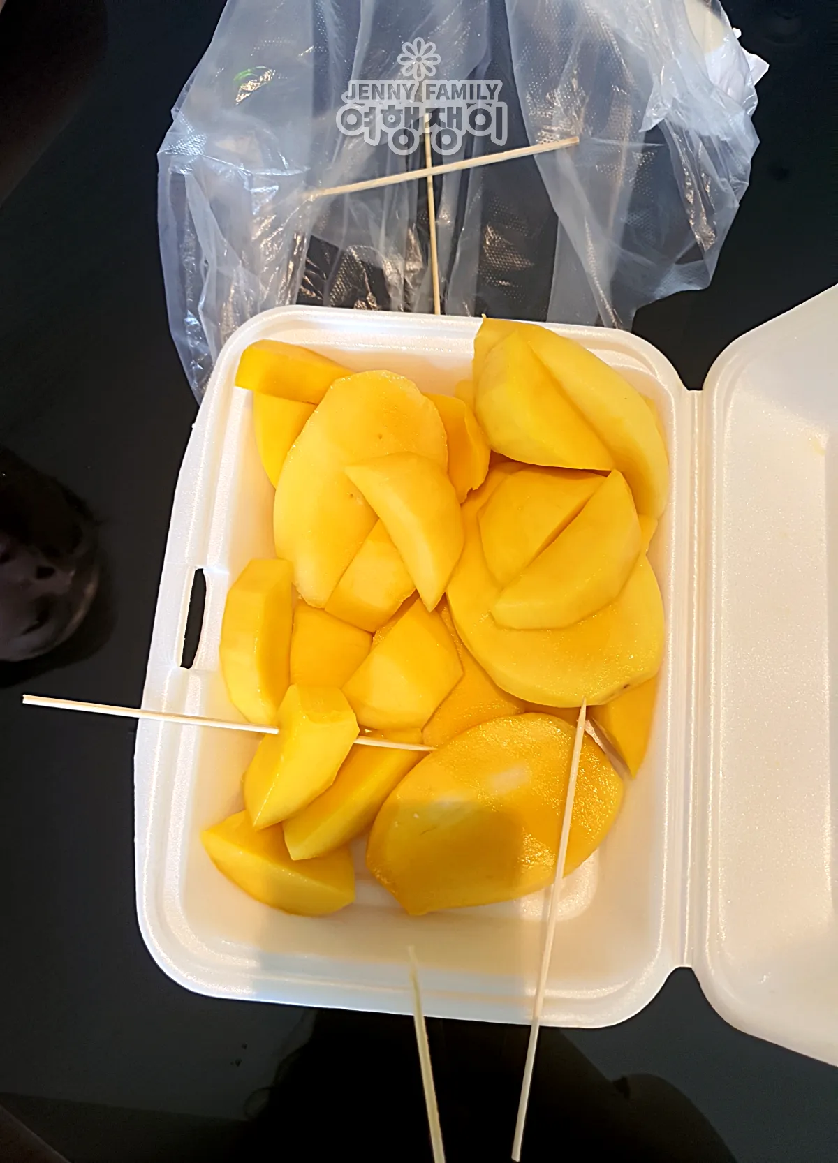 그냥망고-과일가게에서-썰어주신-과일을-싸서-리조트에-왔음