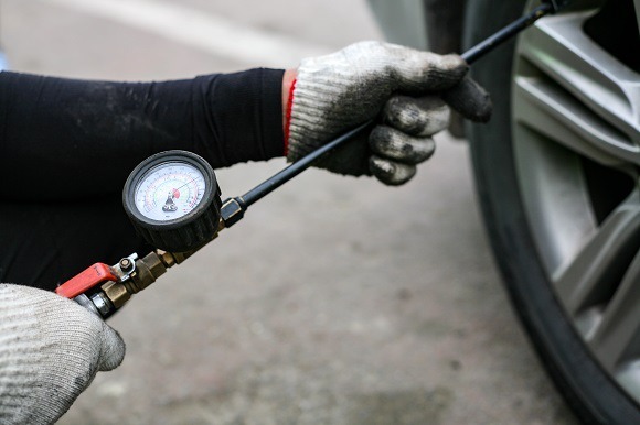 타이어에 공기를 주입하는 모습